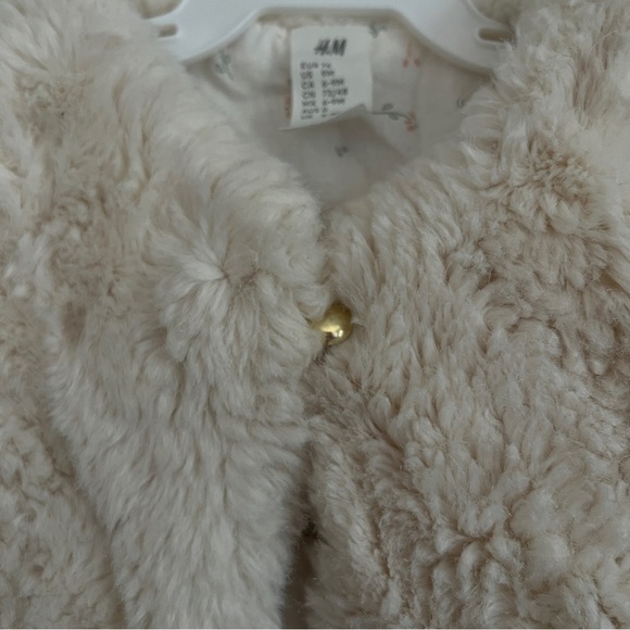H&M Faux Fur Beige Vest Sleeveless Button Up-Baby’s Size 9 Months - Picture 3 of 6